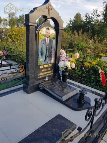 Элитный памятник с фигурной аркой