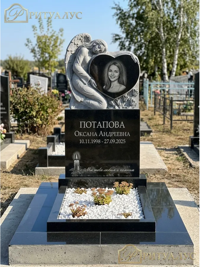 Памятник из гранита "Ангел 02"