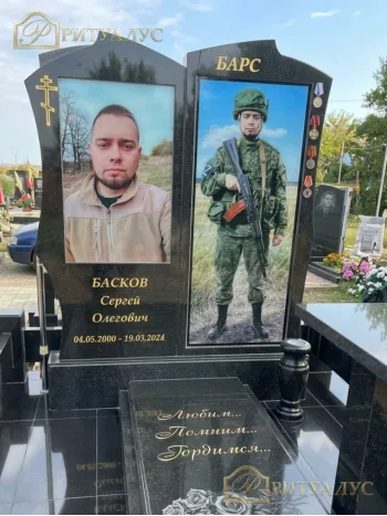 Памятник военному из двух стелл
