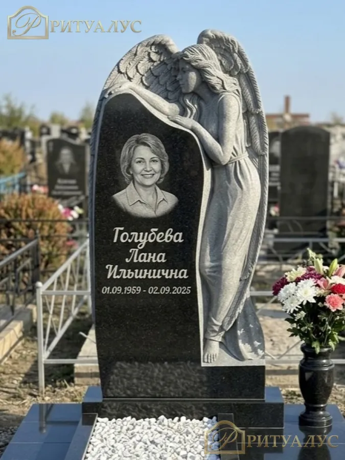 Памятник из гранита "Ангел памяти" 11
