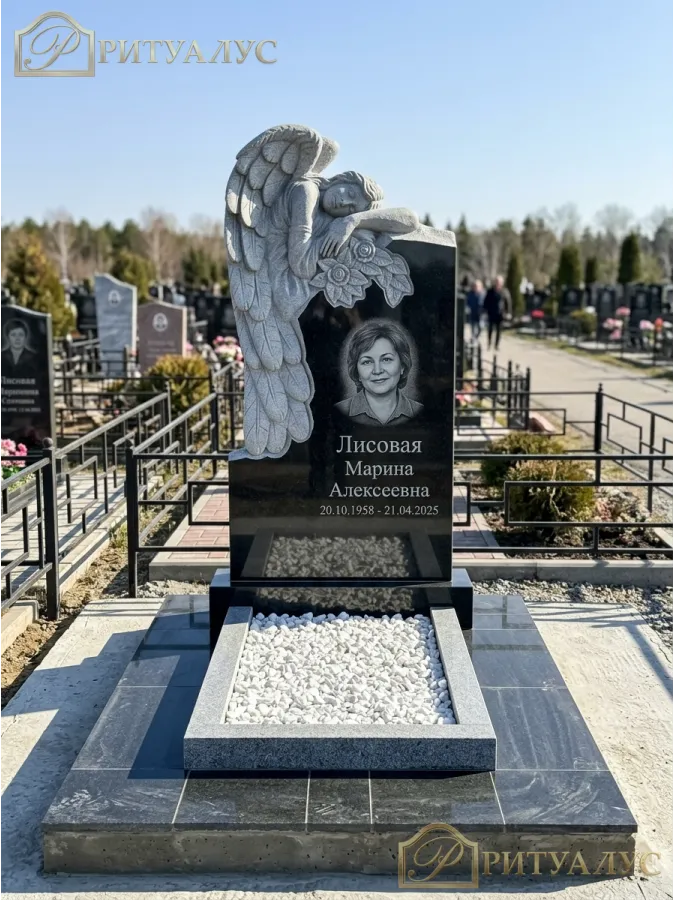 Памятник из гранита "Ангел 01"