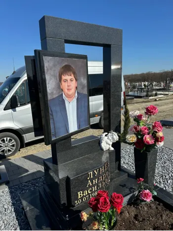 Памятники черные