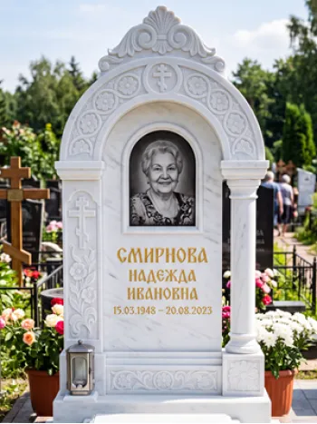 Памятники из белого мрамора Коелга