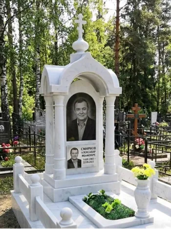 Часовни из белого мрамора и гранита