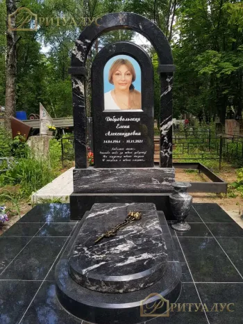 Памятник из гранатового амфиболита