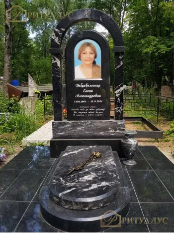 Памятник из гранатового амфиболита