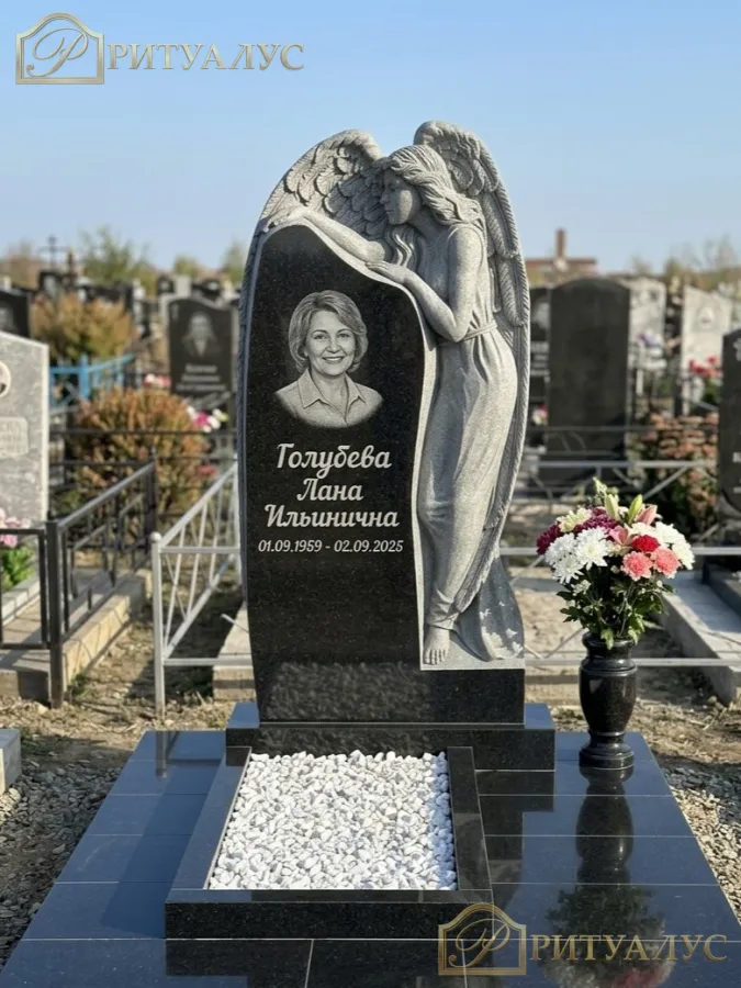 Памятник из гранита "Ангел памяти" 11