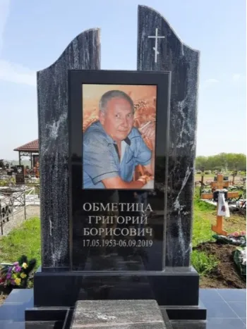 Памятники из цветного гранита
